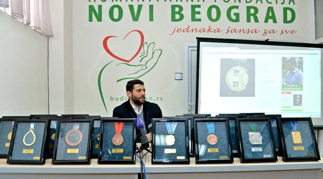 Aleksandar Šapić poklanja medalje u humanitarne svrhe