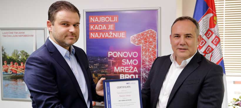 Nikola Milošević uručuje sertifikat Đorđu Maroviću