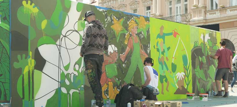 Umetnici oslikavaju pokretni mural za Novi Sad